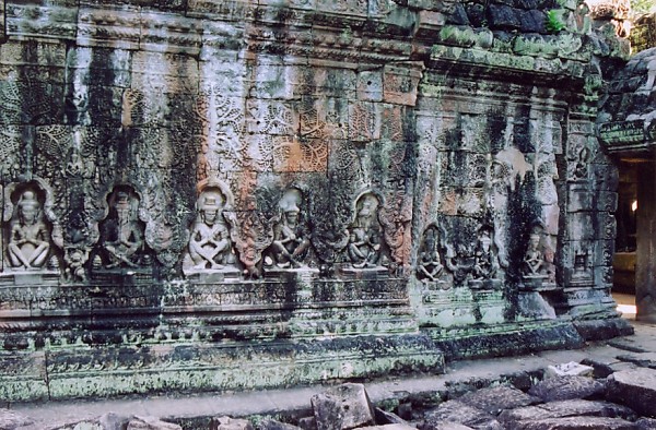 �ǖʂ̒��̐_�X