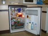 冷蔵庫：なんと内部にはたった４段しかありましぇーん！！